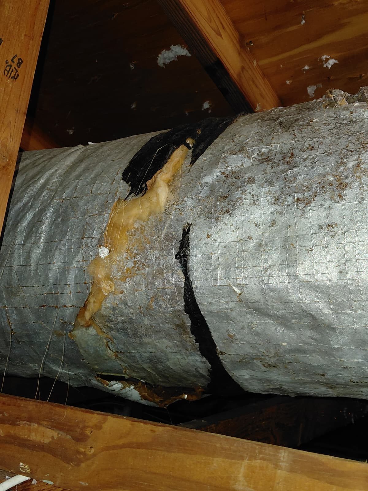 Roturas amplias en el recubrimiento de un ducto con aislamiento amarillo expuesto